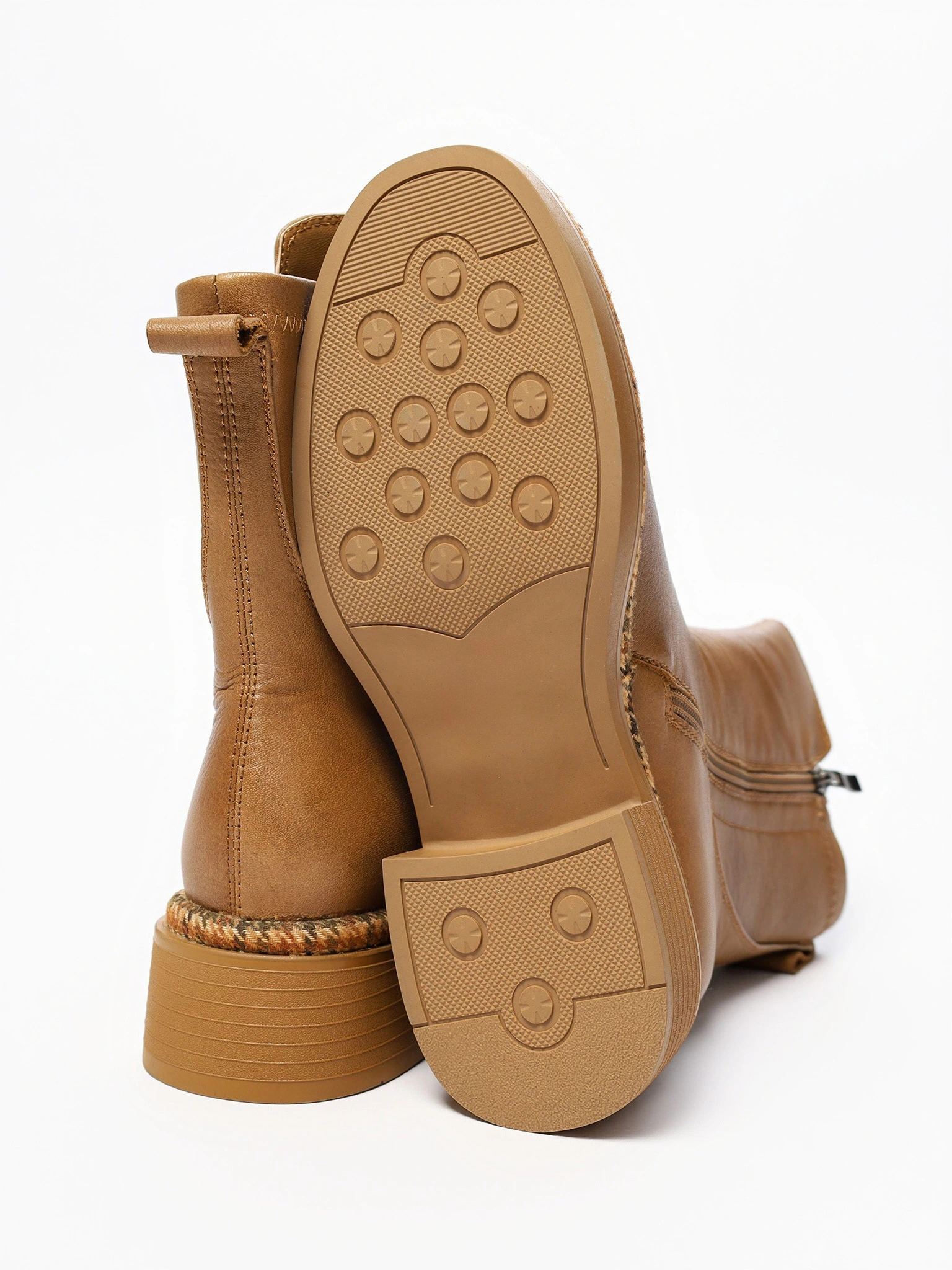 Ботинки светло-коричневого цвета на среднем широком каблуке